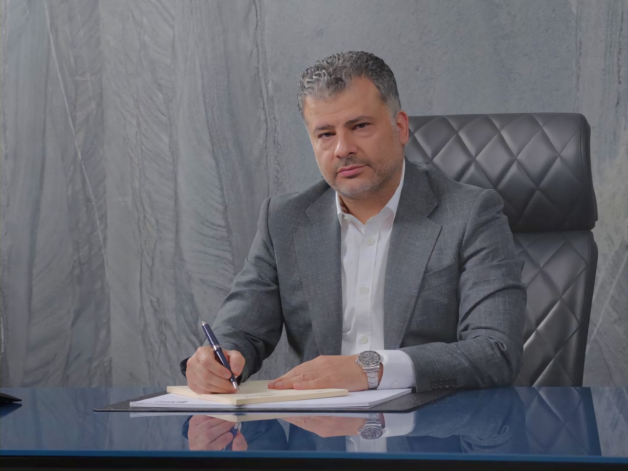 کالبدشکافی بحران خودروسازی ایران: چرا قیمت‌گذاری دستوری و سیاست‌های واردات، صنعت را فلج کرده است؟